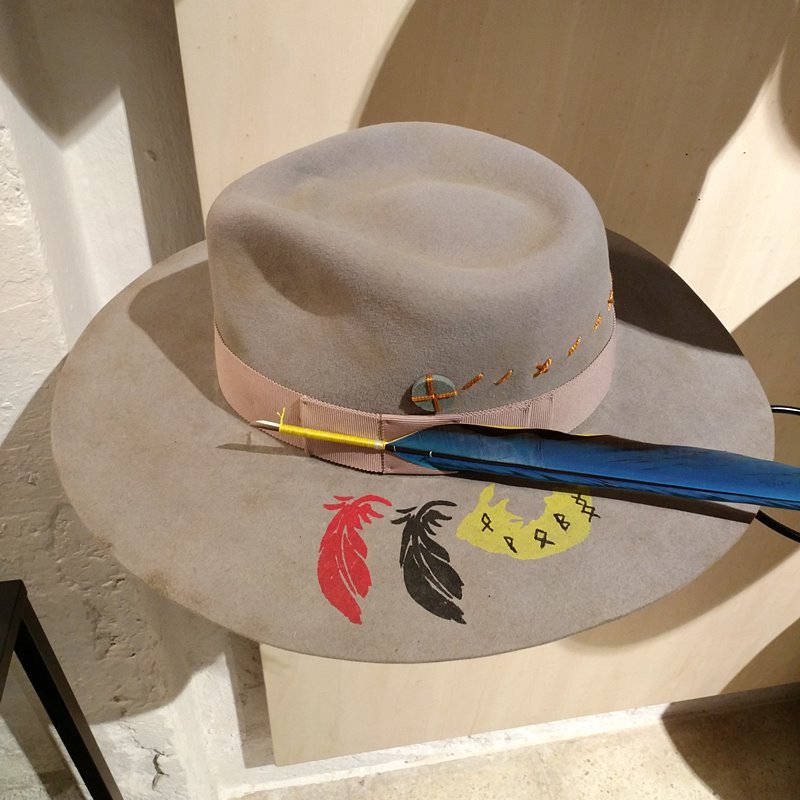 sombrero con pluma - customtizacion y reparacion de sombreros en Barretaddictes Barcelona