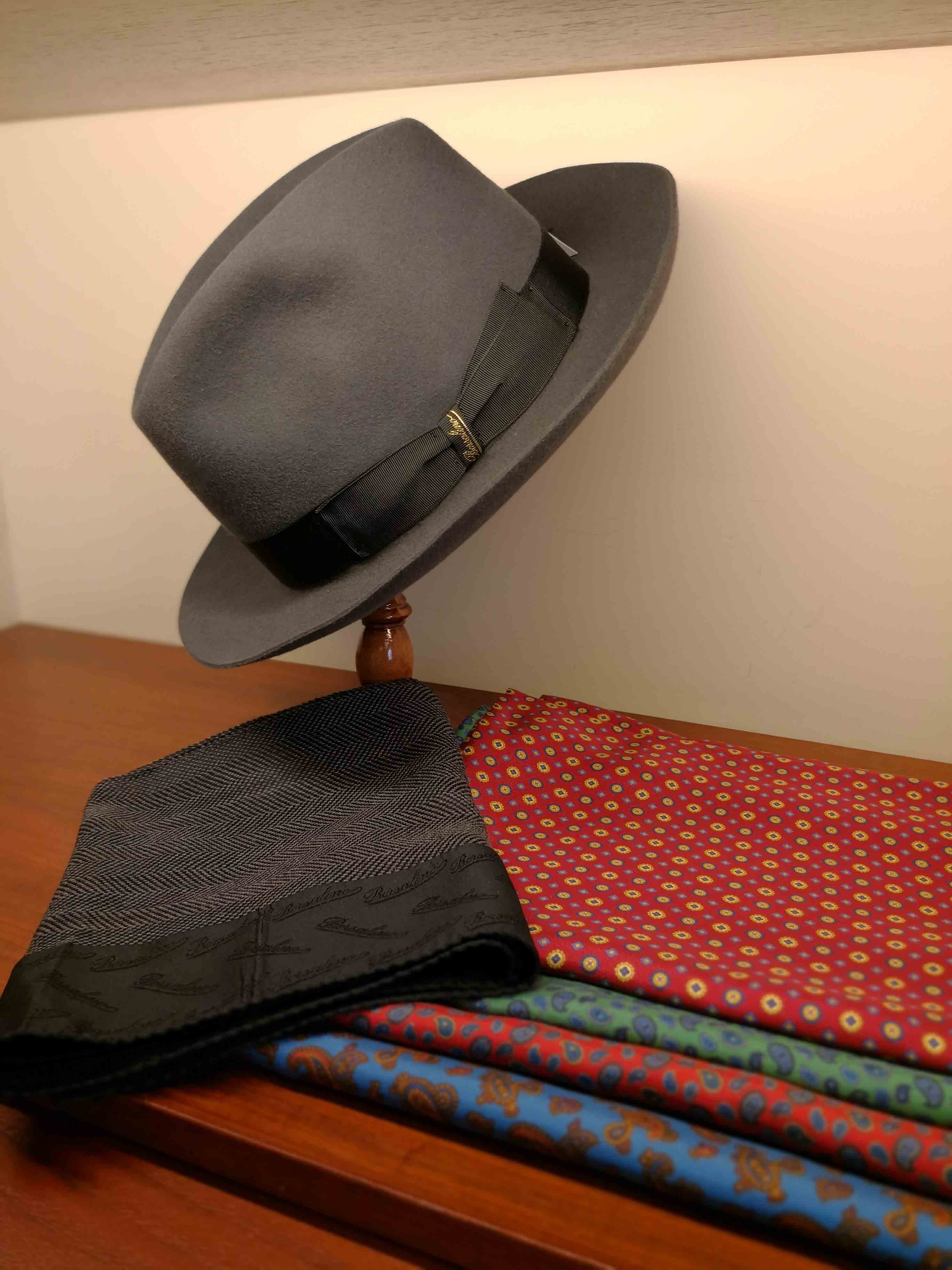Cómo combinar un sombrero para hombre