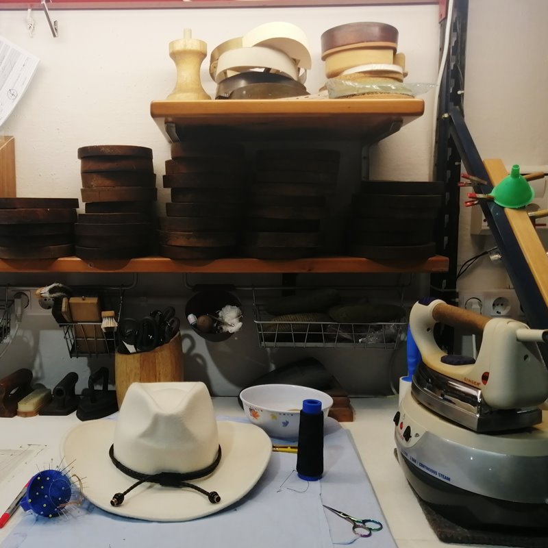 Taller de sombreros de Sombrereria Mil- customtizacion y reparacion de sombreros en Barretaddictes Barcelona